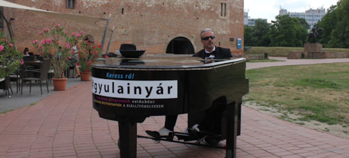 Mozgó zongorista járja a várost