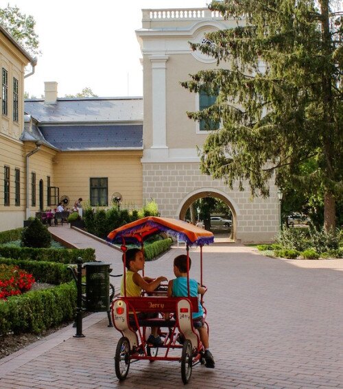 Bringóhintók a fürdővárosban