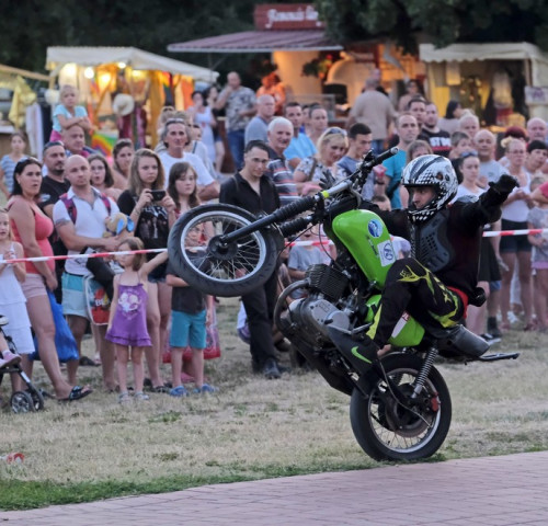 60 nap, 3 helyszín, 64 program