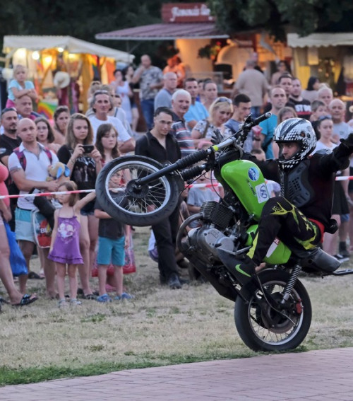 60 nap, 3 helyszín, 64 program