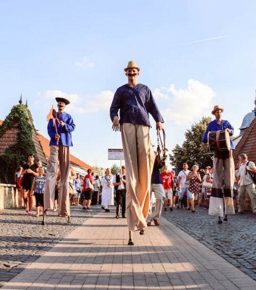 Össztánc a korzón