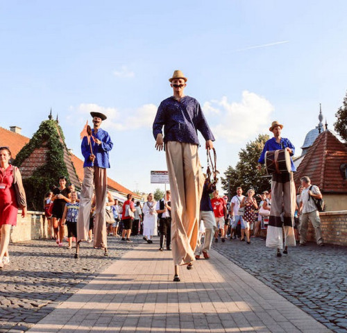 Össztánc a korzón