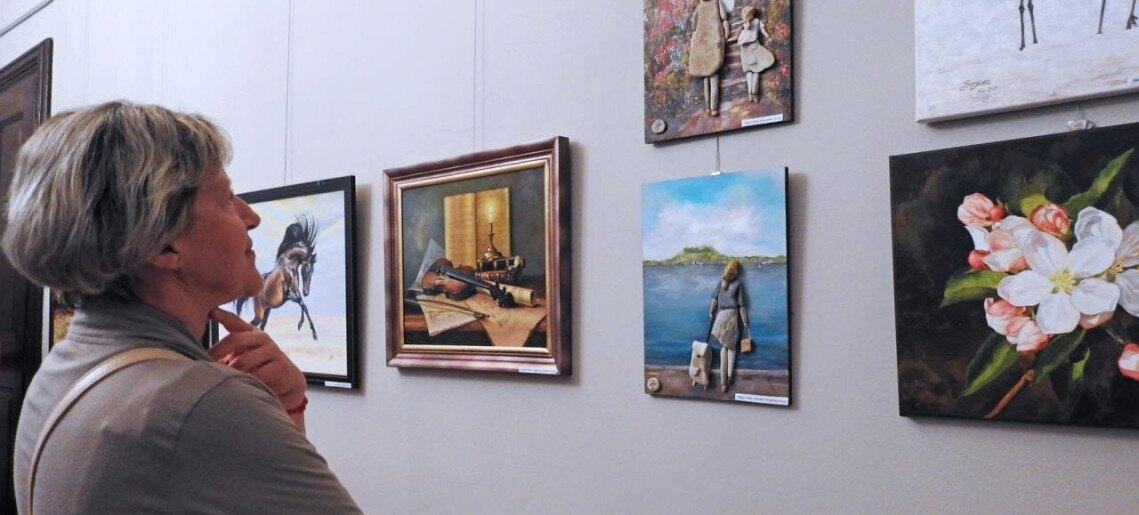 Impresszum című tárlat a Kastély Kávézóban