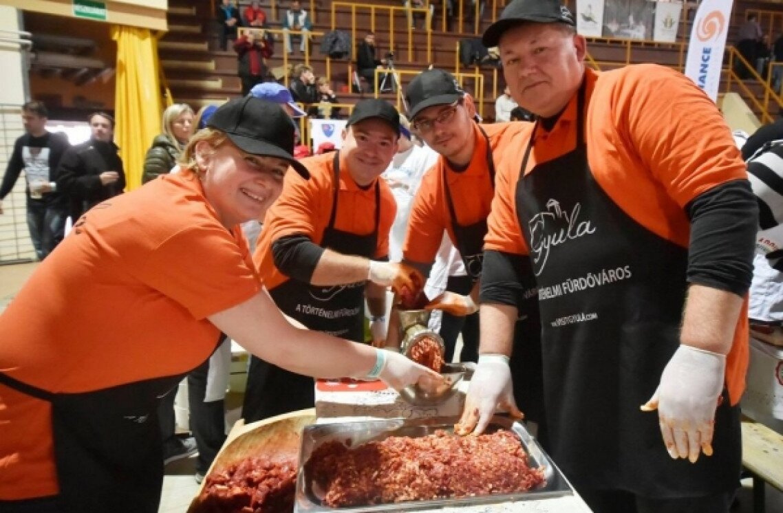 kolbaszfesztival-kolbasz-parlament-gyulai-hirek-01.jpg