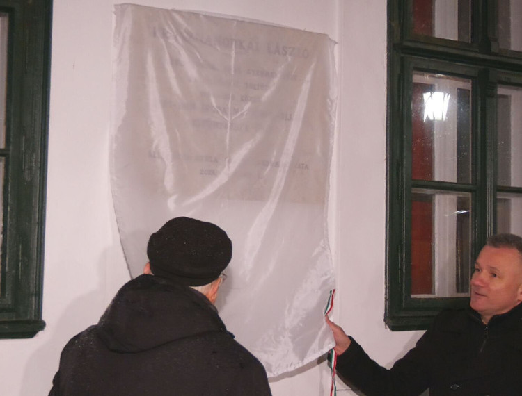 Krasznahorkai-táblát avattak az alispáni lakon