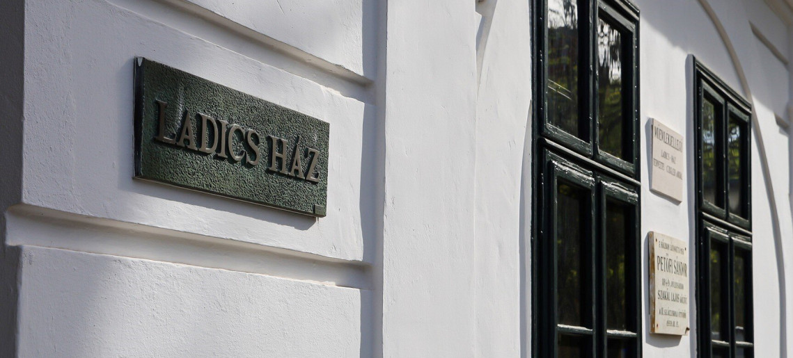 Ladics-ház: Adventi készülődés - Gyertyafényes tárlatvezetés