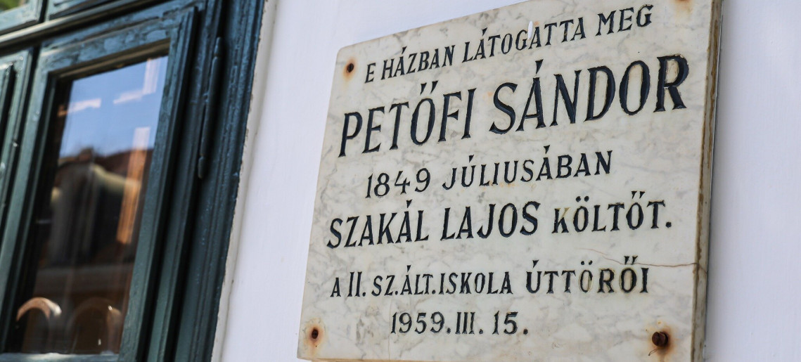 Ladics-ház: Gyertyafényes tárlatvezetés: Ahogyan Petőfi látta lefekvés előtt...