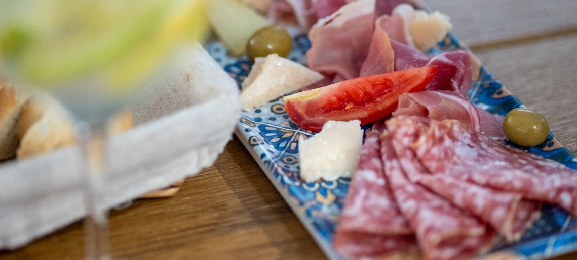 La Sposa: Búcsú a Nyári Ízektől – Élő Zene és Finom Falatok