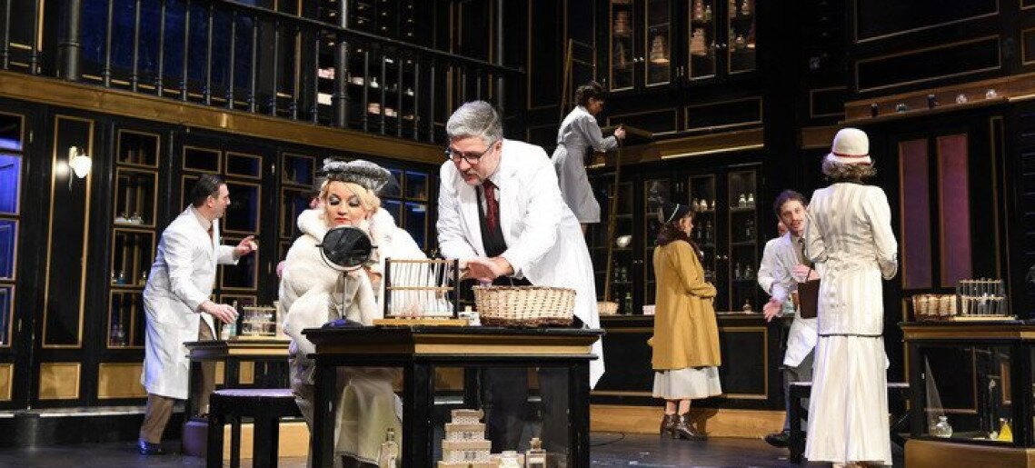 László Miklós: Illatszertár