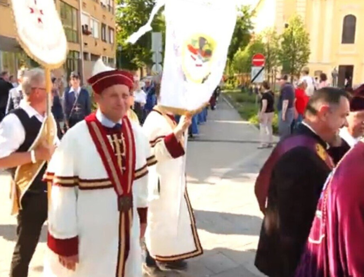 Látványos felvonulást rendeztek a pálinka lovagrendek