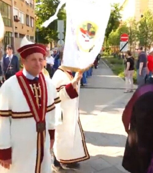 Látványos felvonulást rendeztek a pálinka lovagrendek
