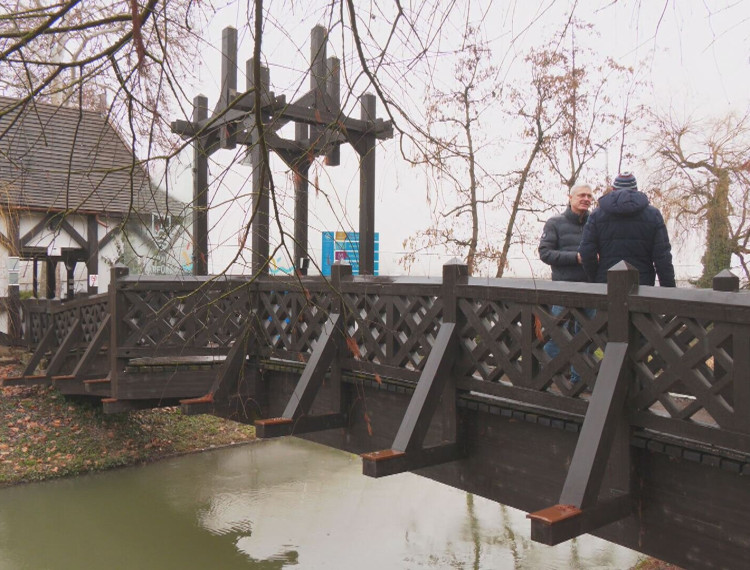 Megújul a Gyulai Várfürdő fahíd bejárata