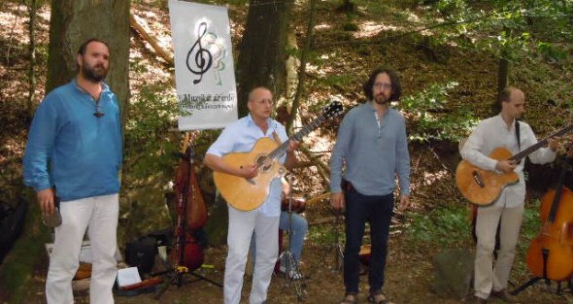 Misztral-Muzsikal-az-erdo-01.JPG