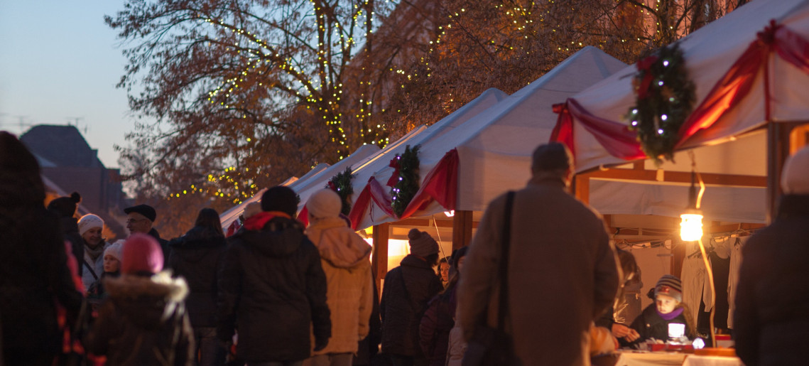 Portéka vásár a Világóránál, az első adventi gyertyagyújtáson