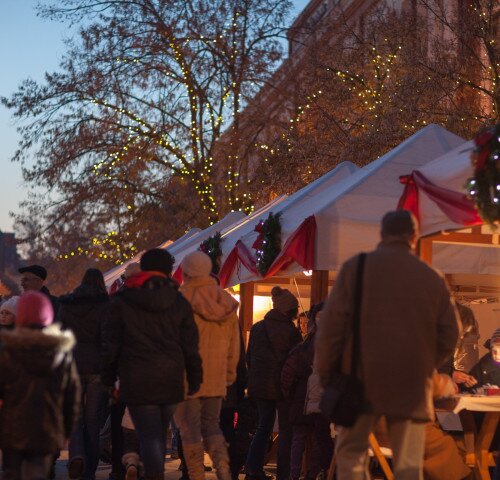 Portéka vásár a Világóránál, az első adventi gyertyagyújtáson