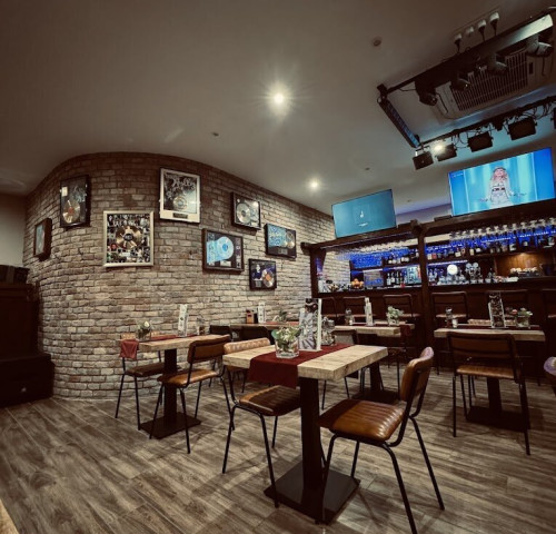 Romantika Bistro, Game Lounge and Music Bar (Romantika Bisztró, Játékszalon és Zenebár)