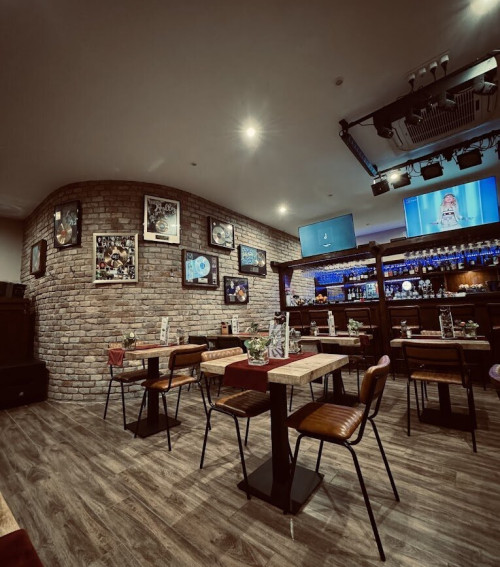 Romantika Bistro, Salon de Jocuri și Bar cu Muzică (Romantika Bisztró, Játékszalon és Zenebár)