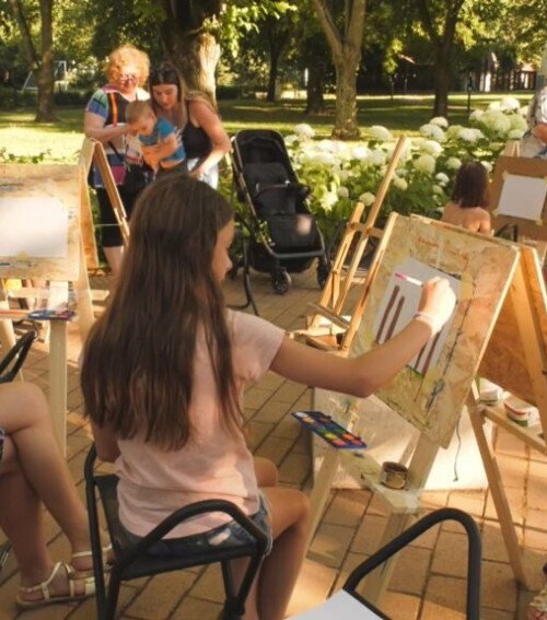 Szabadfestés és fotókiállítás színesítette a Gyulai Nyári Korzót