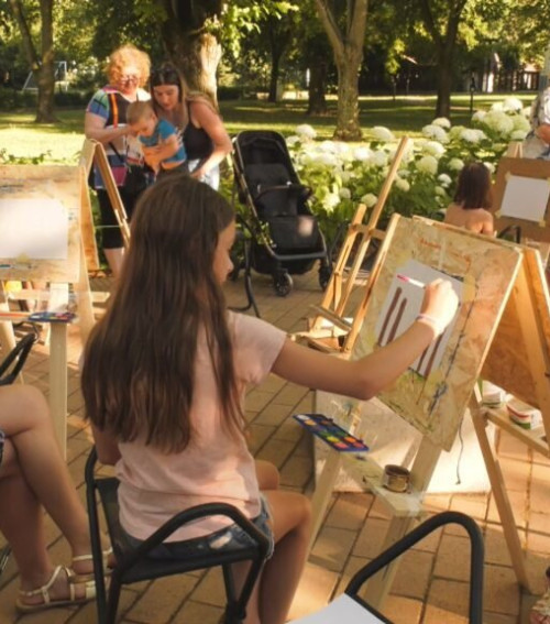Szabadfestés és fotókiállítás színesítette a Gyulai Nyári Korzót