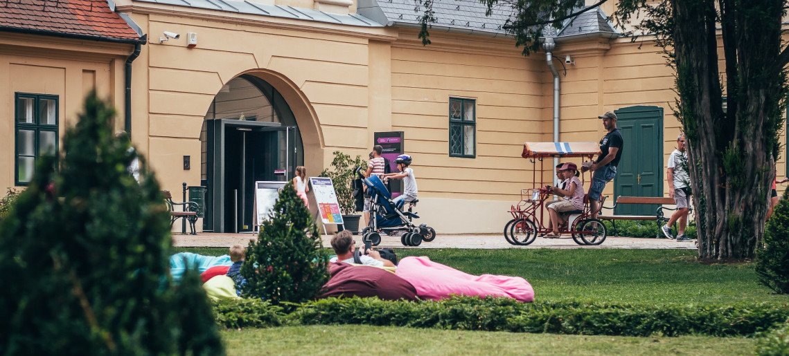 Szabadtéri tárlattal ünneplik a pillanat művészetét