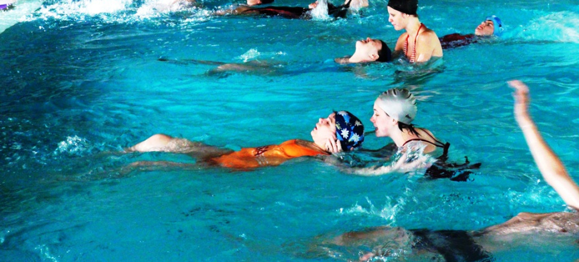Úszó tábor hátrányos helyzetű gyermekek részére