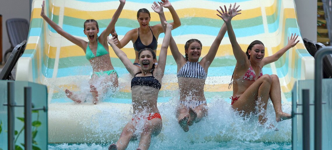 Várfürdő: Éjszakai élményfürdőzés az AquaPalotában