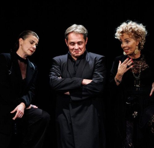 Várszínház: Lackfi János: Három nő, egy eset