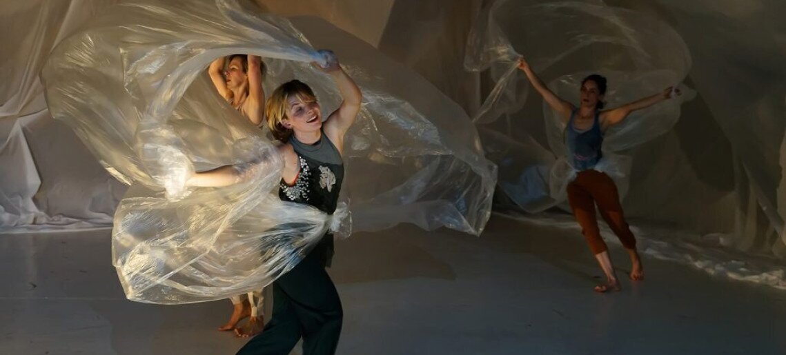 Várszínház - Tünet Együttes Burok – A táguló idő összehúzódásai